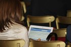 Seminario Internet cambia il lavoro donna che scrive al computer