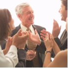 gruppo che lavora con anziano