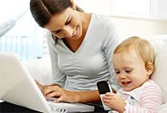 donna al PC con bambino